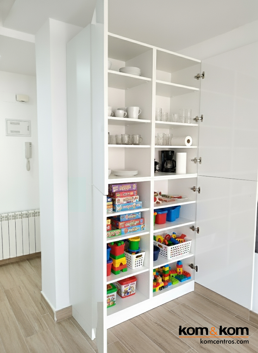 Armario integrado a medida de Kom&Kom en un ambiente moderno de sal&oacute;n y cocina